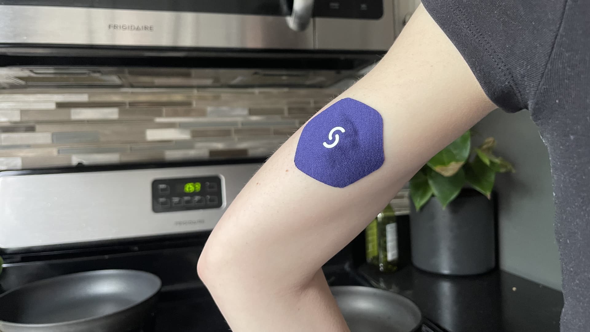 Signos uses a glucose monitor patch and AI to help you eat healthier. Here's what it's like