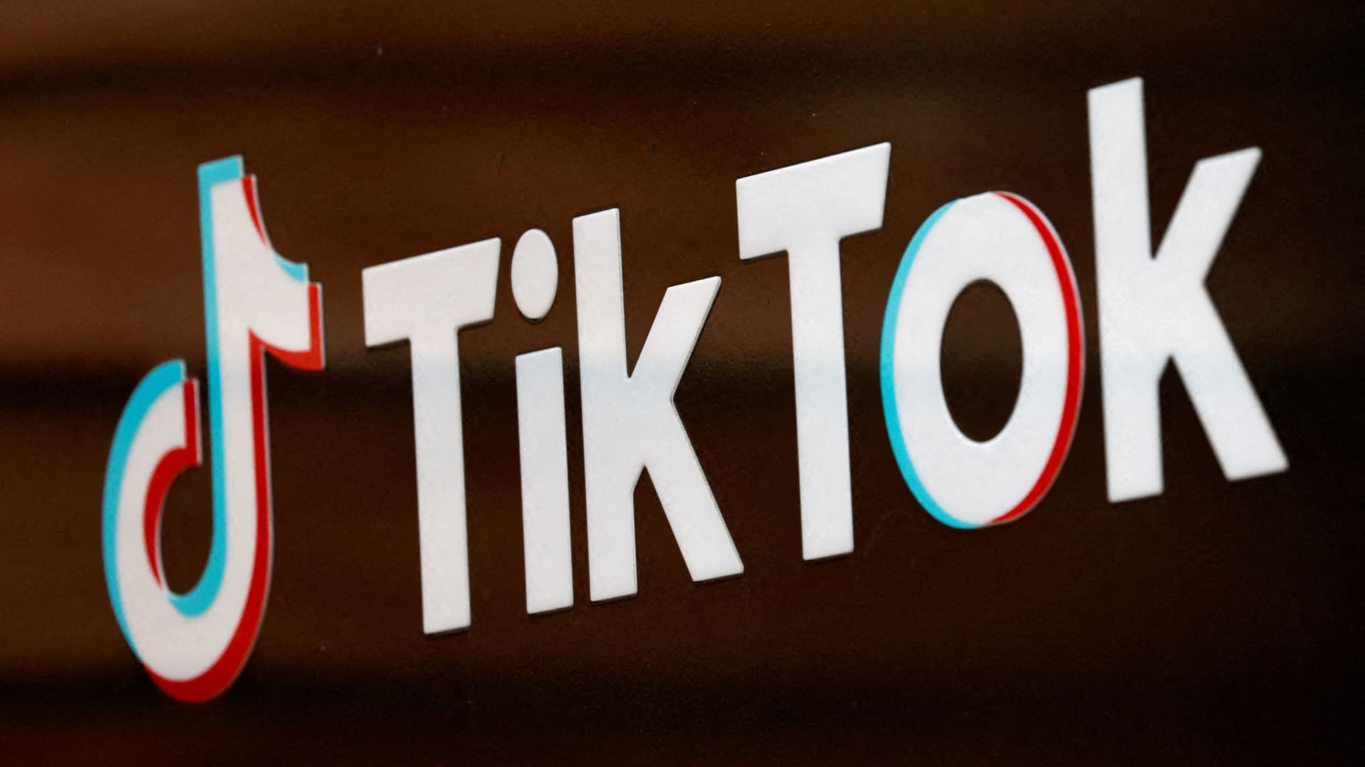 TikTok starts instantly labeling AI-created articles