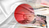 Редакционный монтаж флага Японии и банкнот в японских иенах.