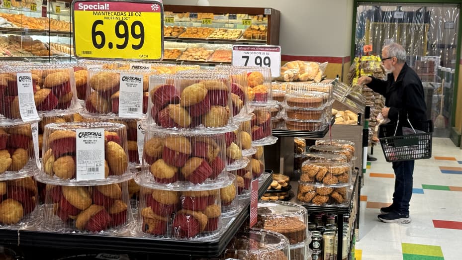 Un cliente compra comida en una tienda de comestibles el 12 de marzo de 2024 en San Rafael, California.