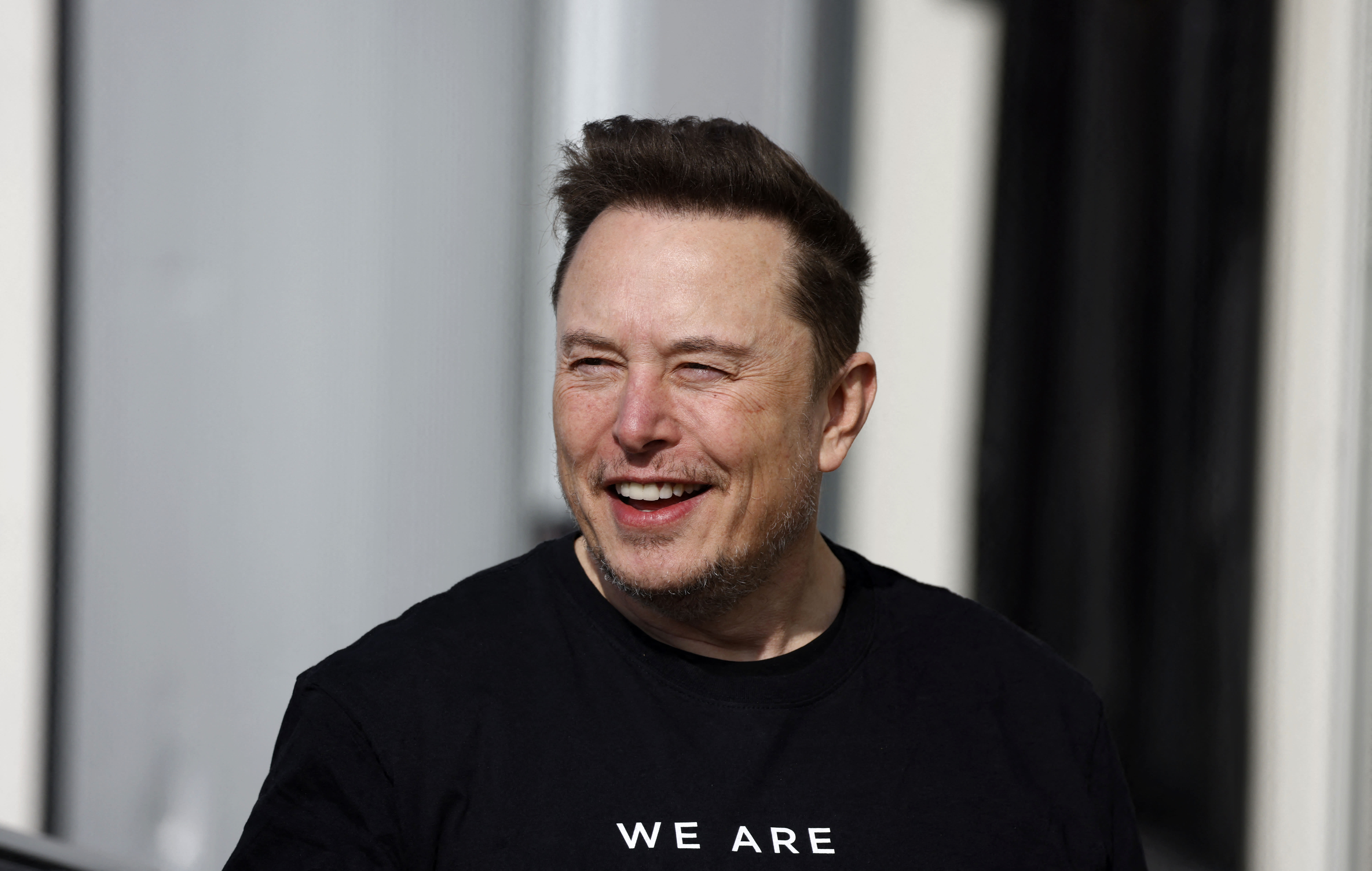 Elon Musk mantiene vivo il sogno degli investitori di un robotaxi Tesla