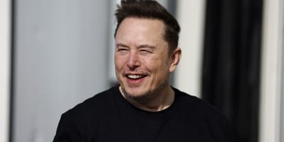 Elon Musk is keeping investors' dreams of a Tesla robotaxi alive