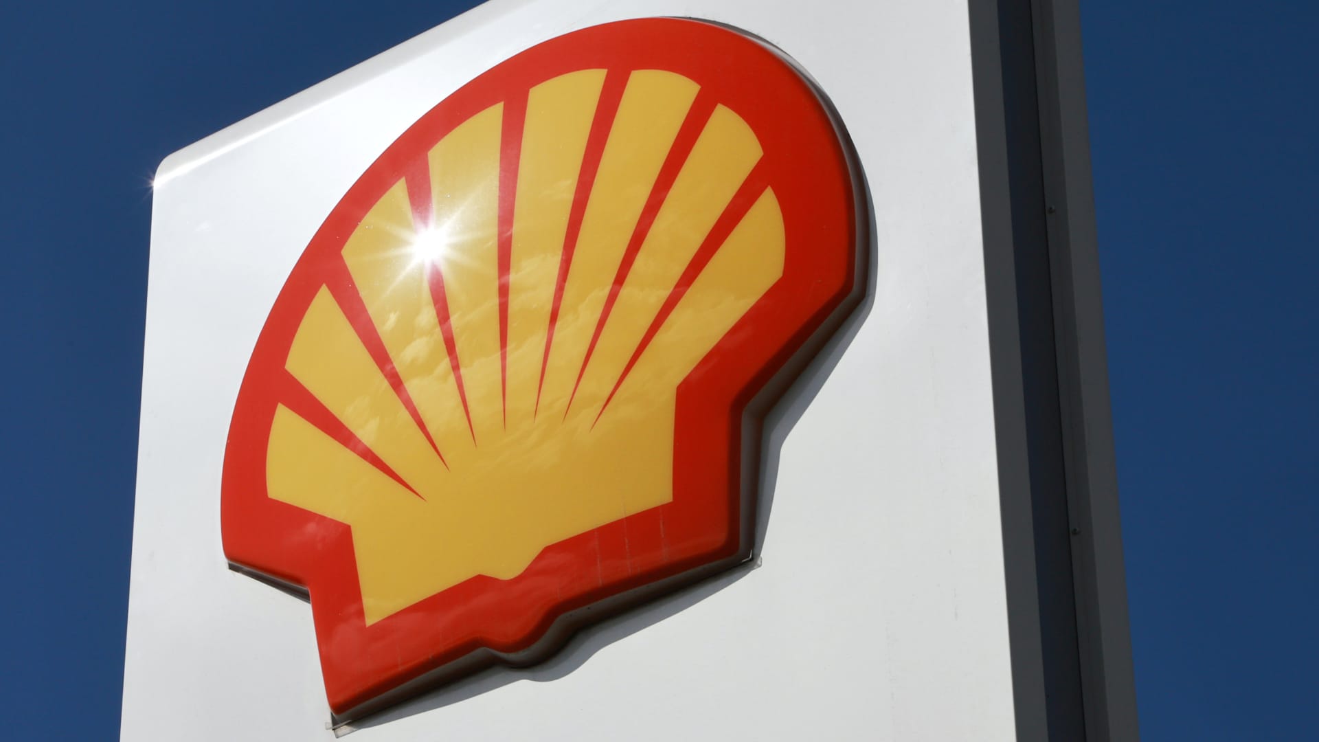 A view shows a board with the logo of Shell at the company's fuel station in Saint Petersburg, Russia May 6, 2022. 