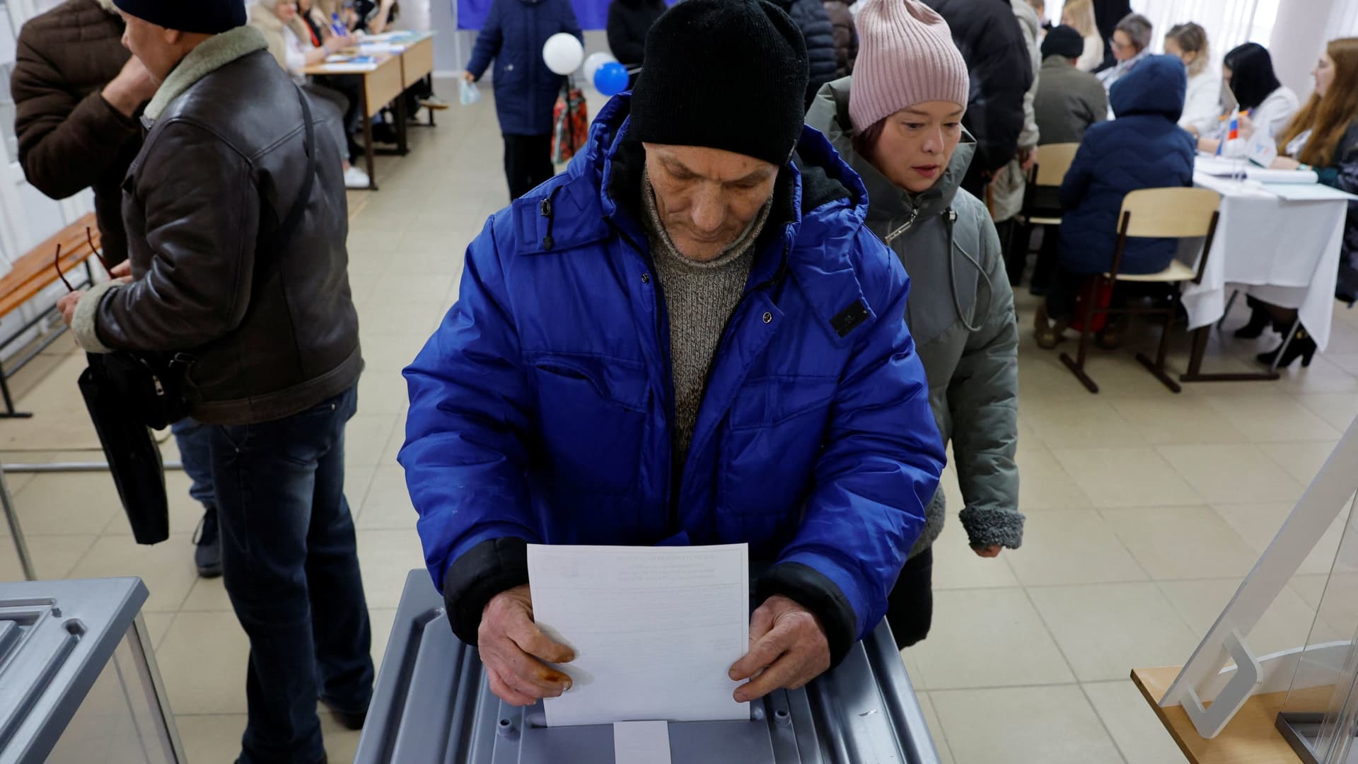 Residents of Avdiivka, who now stay in a temporary accommodation centre, vote at a polling station during the Russia's presidential election, in the course of Russia-Ukraine conflict in the town of Kirovske in the Donetsk region, Russian-controlled Ukraine, March 15, 2024. 