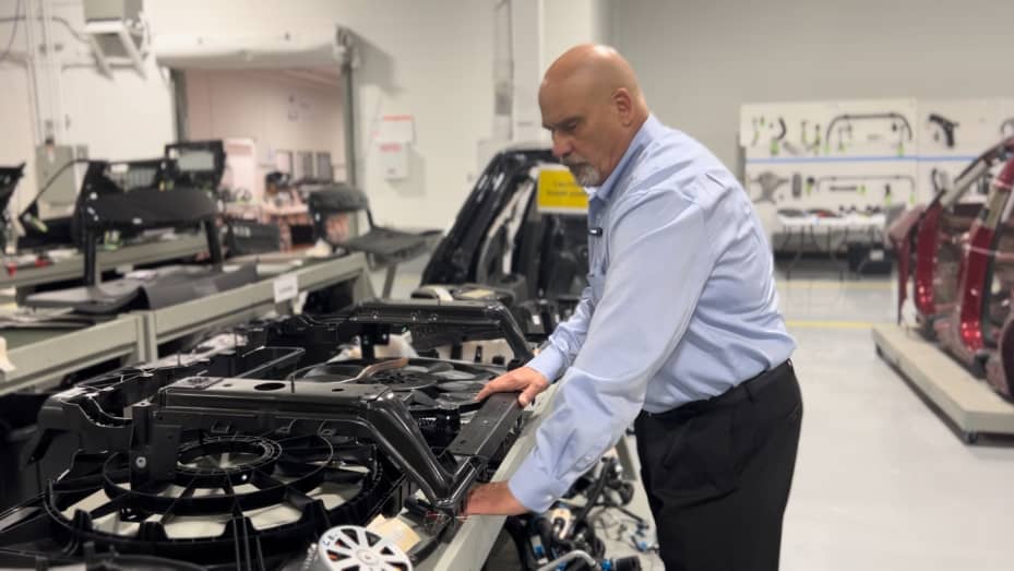 工程咨询公司 Caresoft Global 汽车业务总裁 Terry Woychowski 在该公司位于密歇根州利沃尼亚的大型拆解和基准测试设施内。