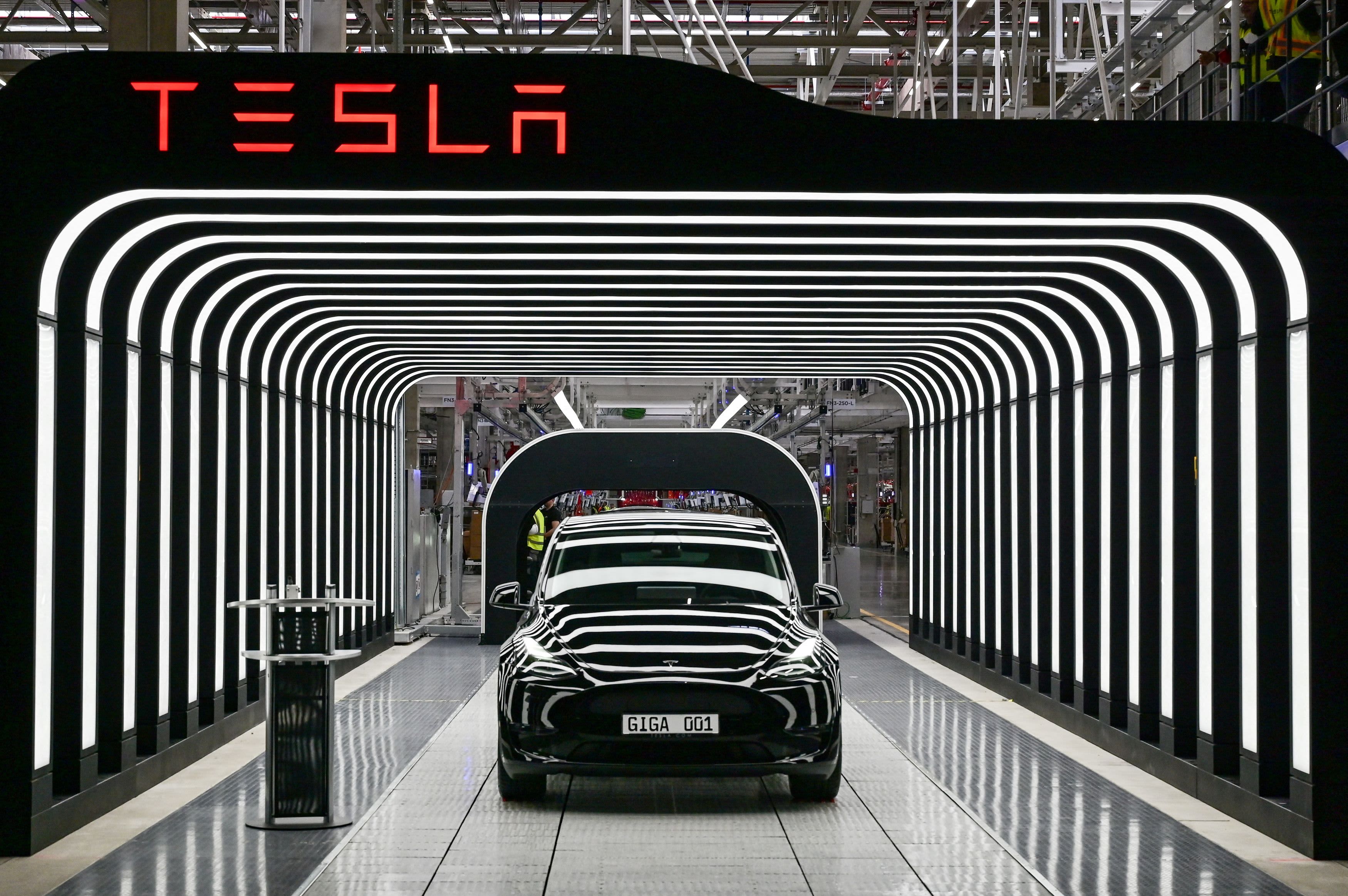 Tesla está recortando los precios en unos 2.000 dólares en China, en línea con los recortes de EE.UU.