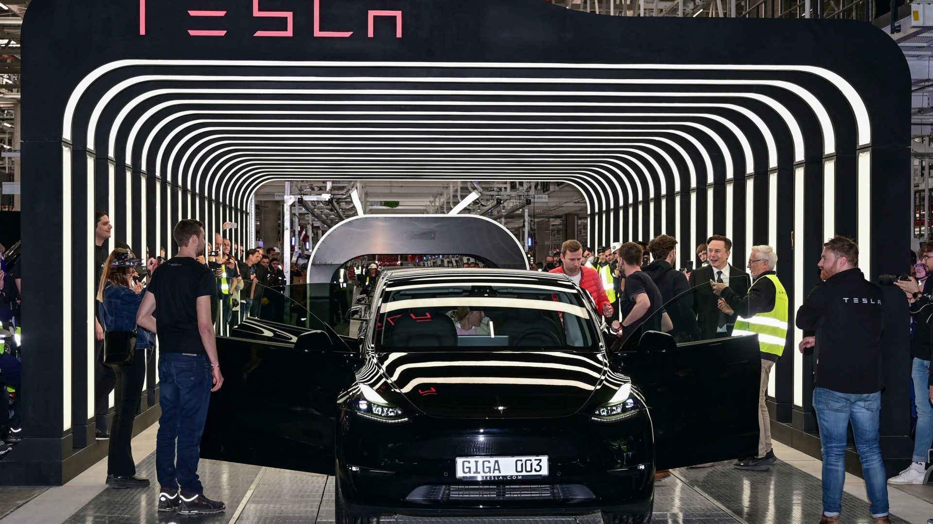 Elon Musk requires 'FSD' demo for every prospective Tesla buyer in North America