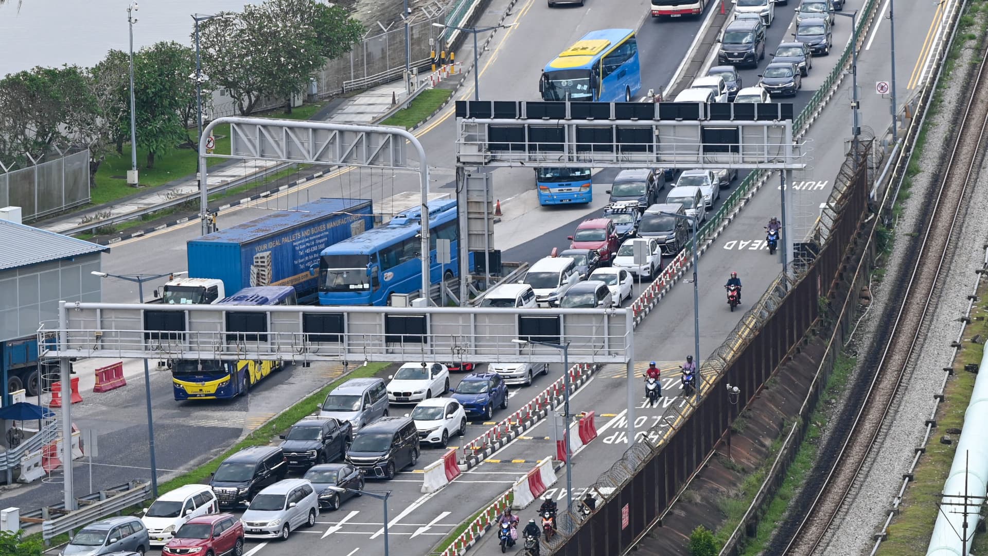 2023 年 3 月 31 日，来自马来西亚的驾车者等待通过移民检查站进入新加坡。