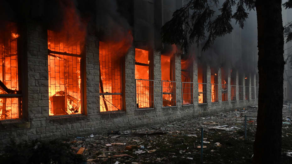 TOPSHOT: Esta fotografía tomada el 20 de marzo de 2024 muestra la instalación industrial en llamas tras un ataque con misiles en Kharkiv, en medio del actual conflicto ruso-ucraniano.  (Foto de SERGEY BOBOK/AFP) (Foto de SERGEY BOBOK/AFP vía Getty Images)