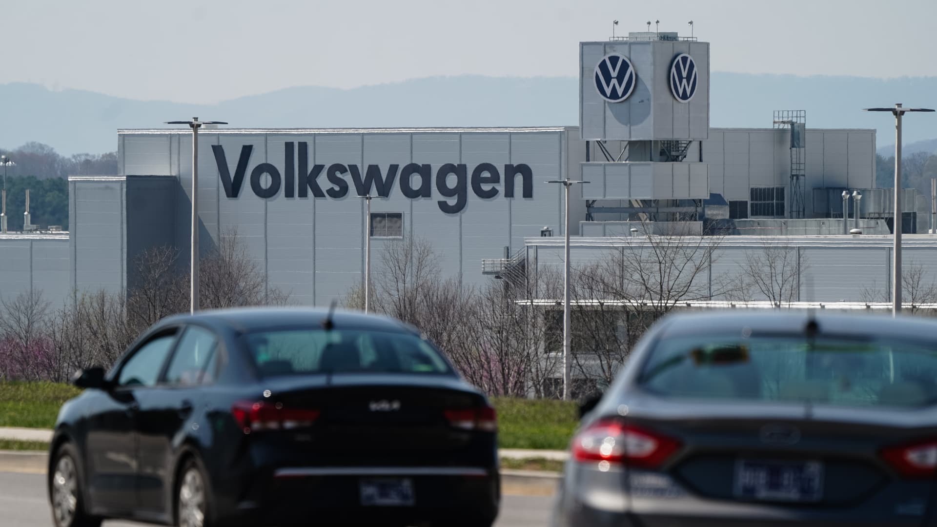 Volkswagen union vote in Tennessee to test UAW's power after victories in Detroit