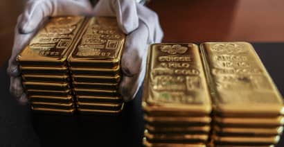 Gold prices look 'very vulnerable' to a setback, veteran advisor says