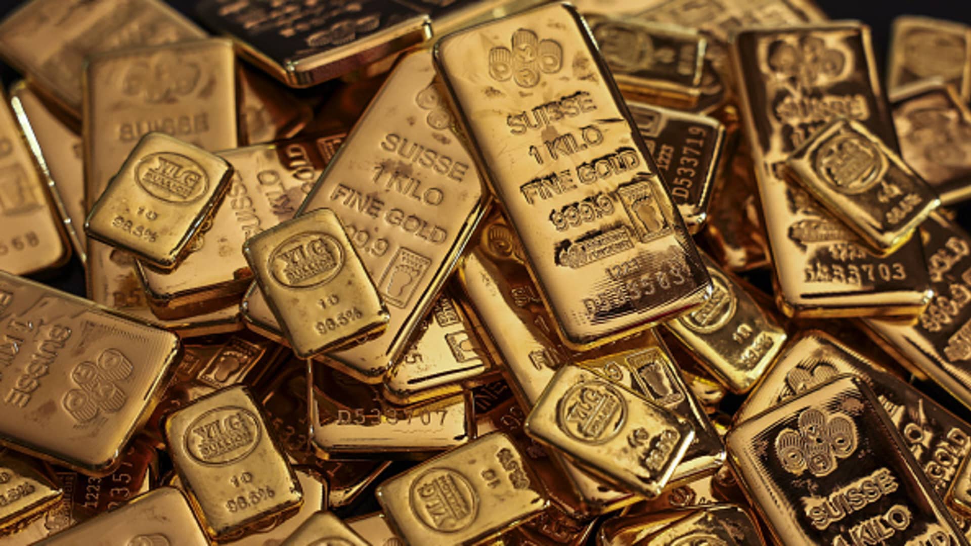 Analysts Bullish on Gold as Price Hits Record High Above ,300