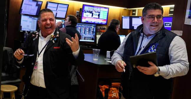 S&P 500 closes at a fresh record, posts strongest first quarter performance since 2019