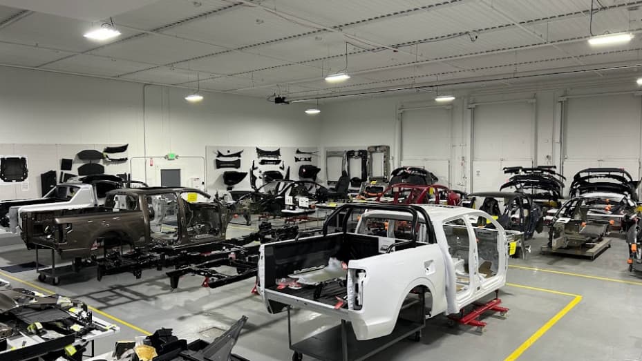 Caresoft 位于密歇根州利沃尼亚工厂的电动车区域内进行基准测试和拆解。
