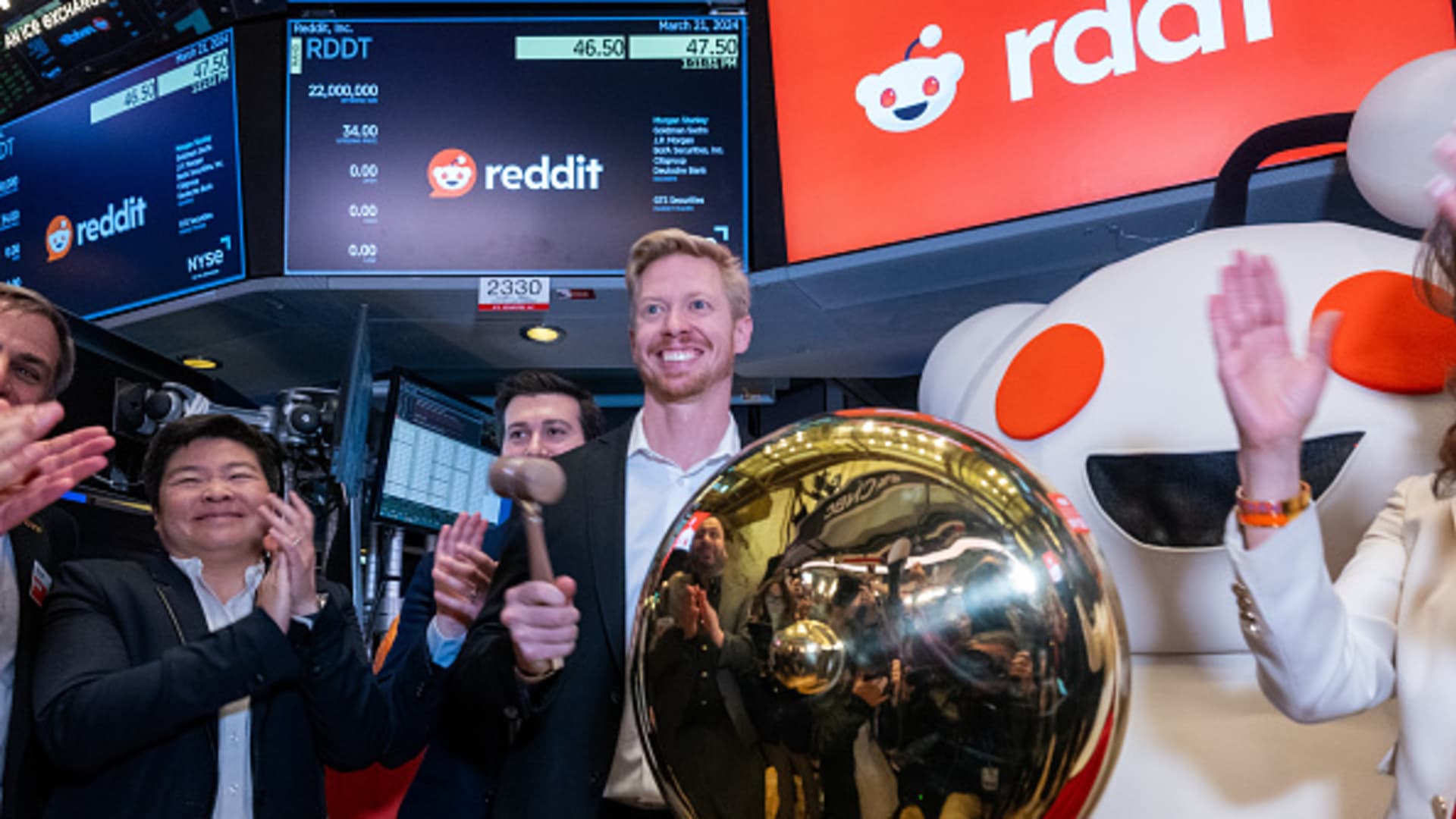 Reddit investors shrug off hold rating, bid up stock another 15% as post-IPO rally continues