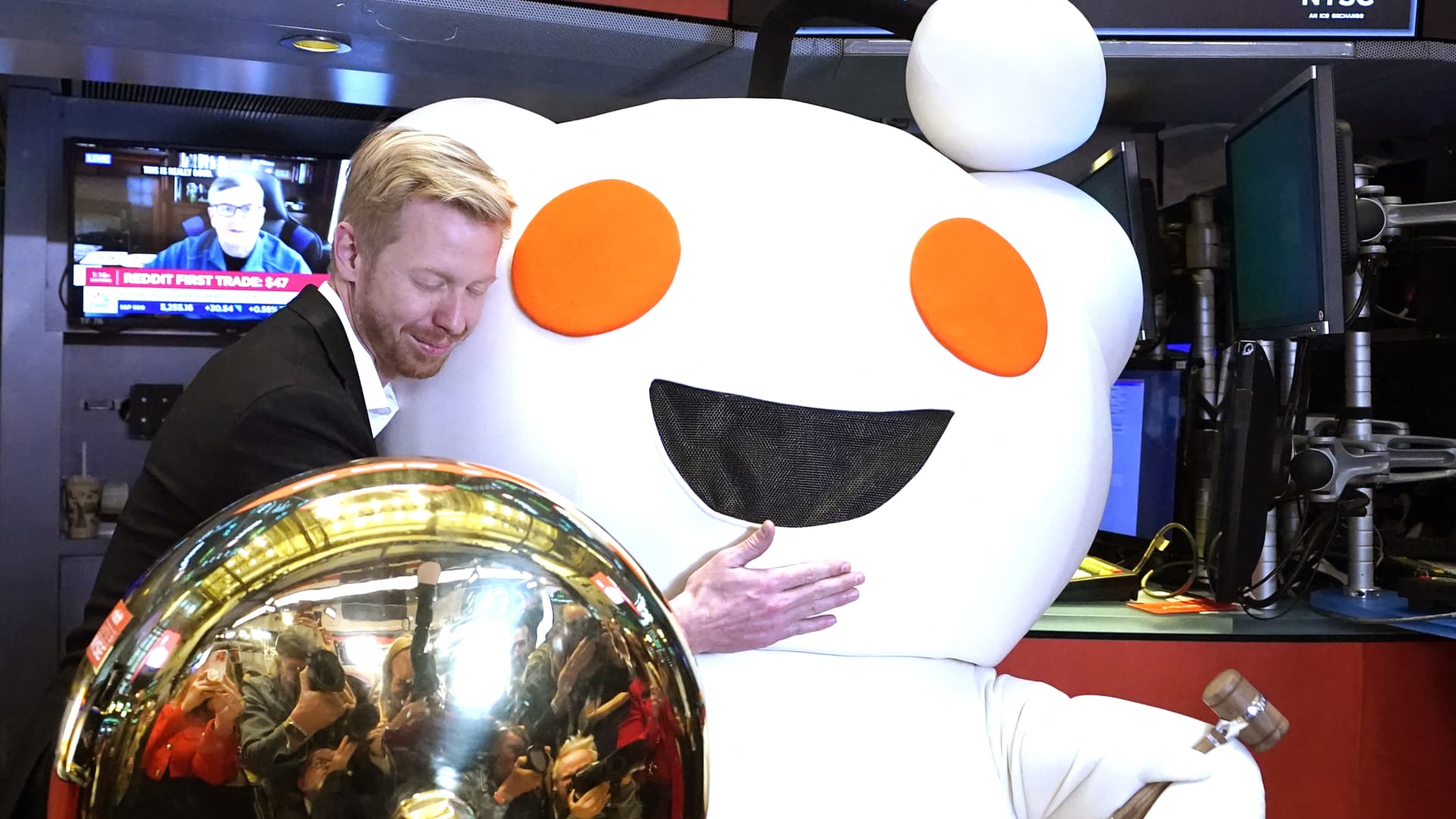 Reddit shares soar almost 20% after company reports revenue pop in first earnings report since IPO