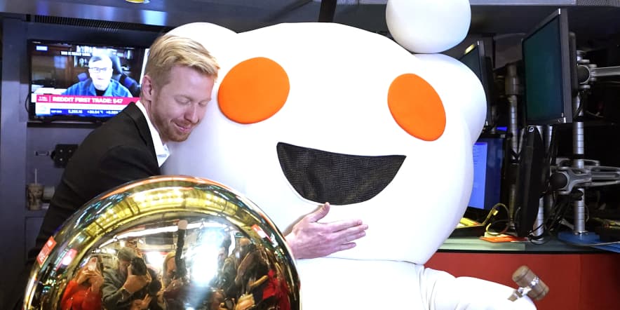 Reddit shares soar almost 20% after company reports revenue pop in debut earnings report 