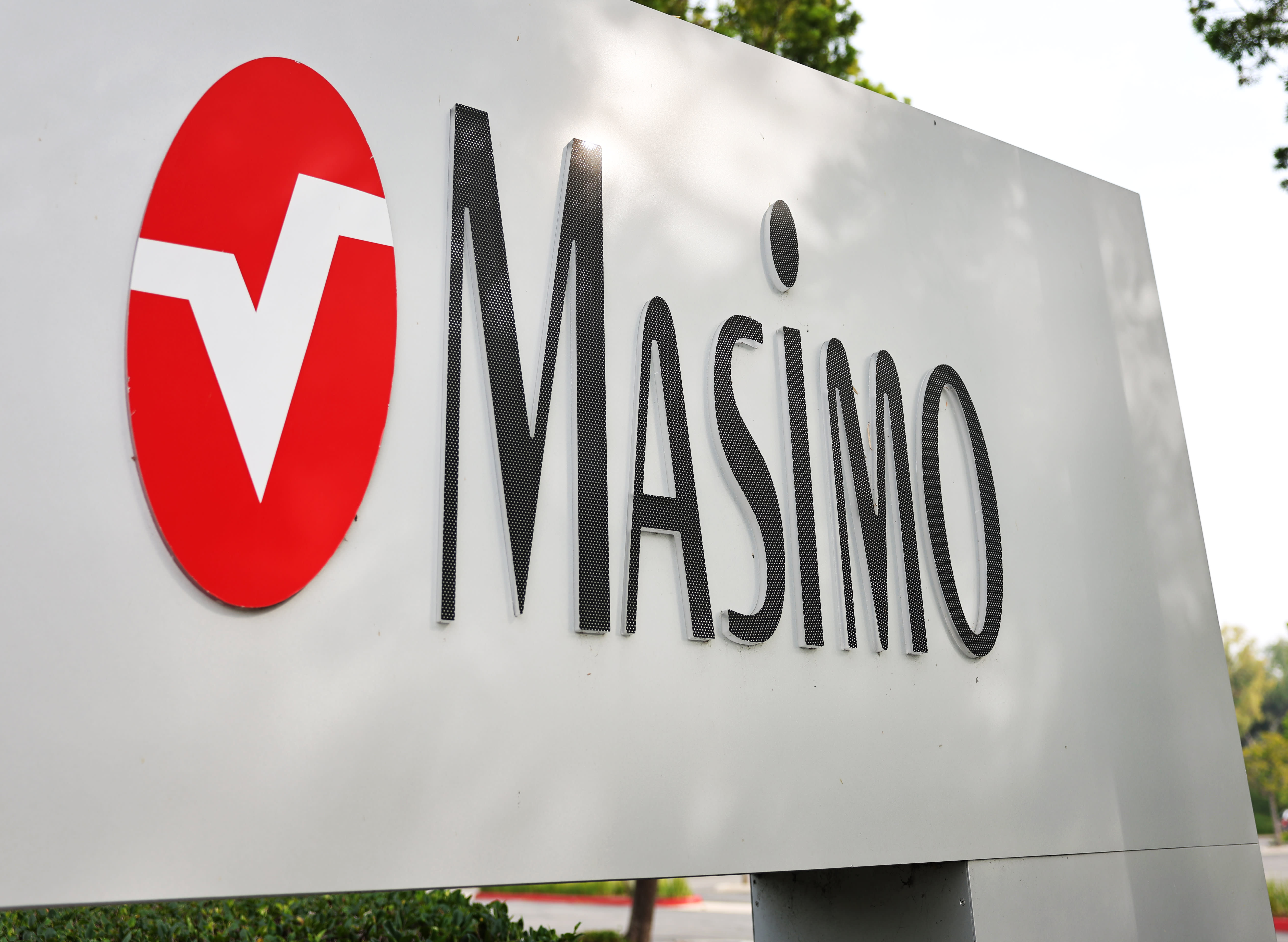 El logotipo de Masimo se muestra en la sede de Masimo el 27 de diciembre de 2023 en Irvine, California. 