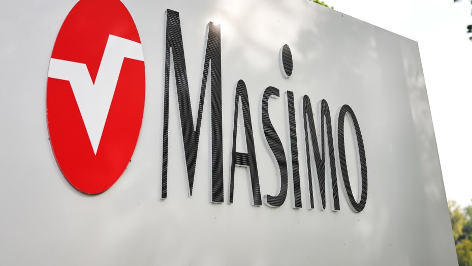 El logotipo de Masimo se muestra en la sede de Masimo el 27 de diciembre de 2023 en Irvine, California. 