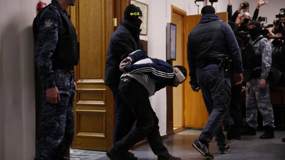 Un hombre sospechoso de participar en el ataque a una sala de conciertos en el que murieron 137 personas, el ataque más mortífero en Europa reivindicado por el grupo yihadista Estado Islámico, es escoltado por agentes del orden rusos antes de su audiencia de detención preventiva en El Tribunal de Distrito de Basmanny en Moscú el 24 de marzo de 2024. Al menos 137 personas, incluidos tres niños, murieron cuando hombres armados camuflados irrumpieron en el Ayuntamiento de Crocus, en el suburbio de Krasnogorsk, al norte de Moscú, y luego prendieron fuego al edificio.