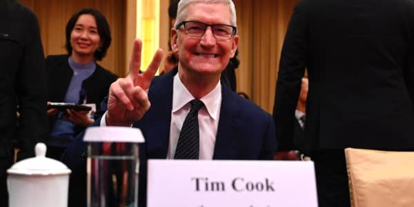 Op-ed: Why an all-smiles China visit from Apple's Tim Cook isn't good business