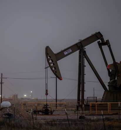 Oil prices seesaw on conflicting demand signs from China, U.S.