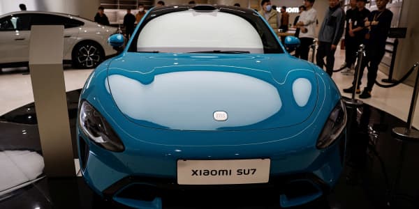 A Chinese smartphone maker is breaking into EVs and challenging Tesla. How the stock rates now.