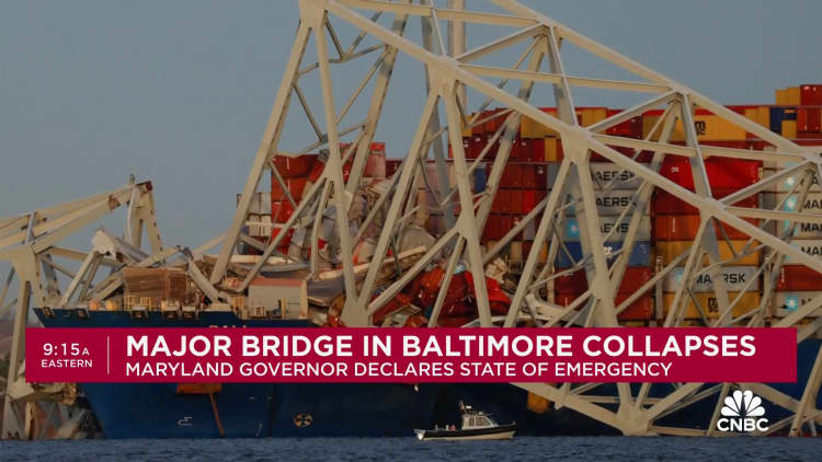 Search underway for at least 7 people after major bridge in Baltimore collapses