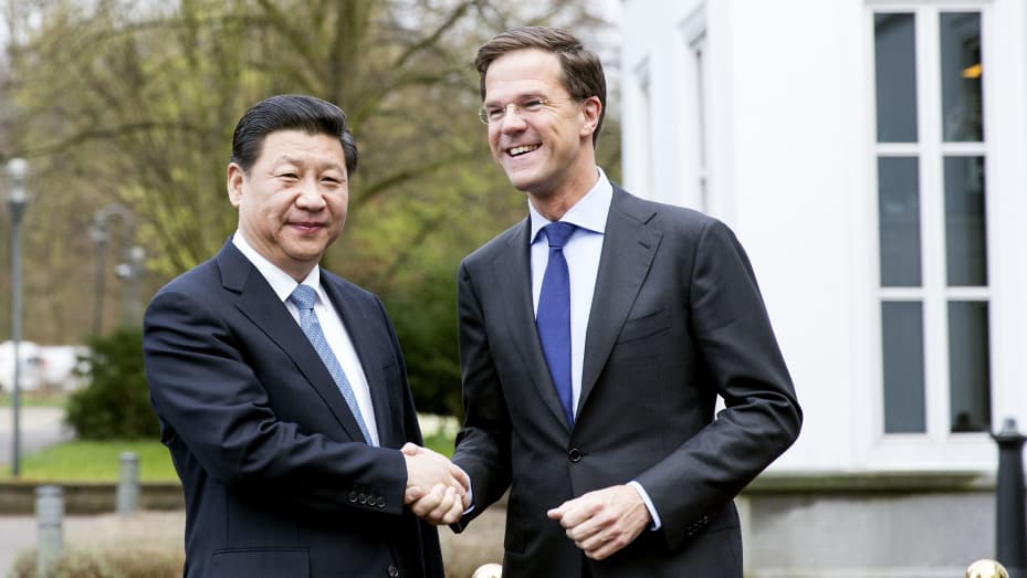THE HAGUE, HÀ LAN - 23 tháng 3: Thủ tướng Hà Lan Mark Rutte gặp Chủ tịch nước Cộng hòa Nhân dân Trung Hoa Tập Cận Bình tại Catshuis ngày 23 tháng 3 năm 2014 tại The Hague, Hà Lan. Hội nghị thượng đỉnh an ninh hạt nhân, được tổ chức từ ngày 24 đến 25 tháng 3, sẽ có sự tham dự của các nhà lãnh đạo thế giới và nhằm mục đích ngăn chặn khủng bố hạt nhân. (Ảnh của Valerie Kuypers-Pool/Getty Images