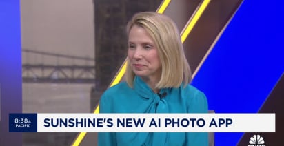 Former Yahoo CEO unveils new AI photo-sharing app