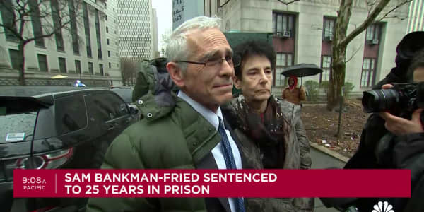 Watch Sam Bankman-Fried's parents leave court