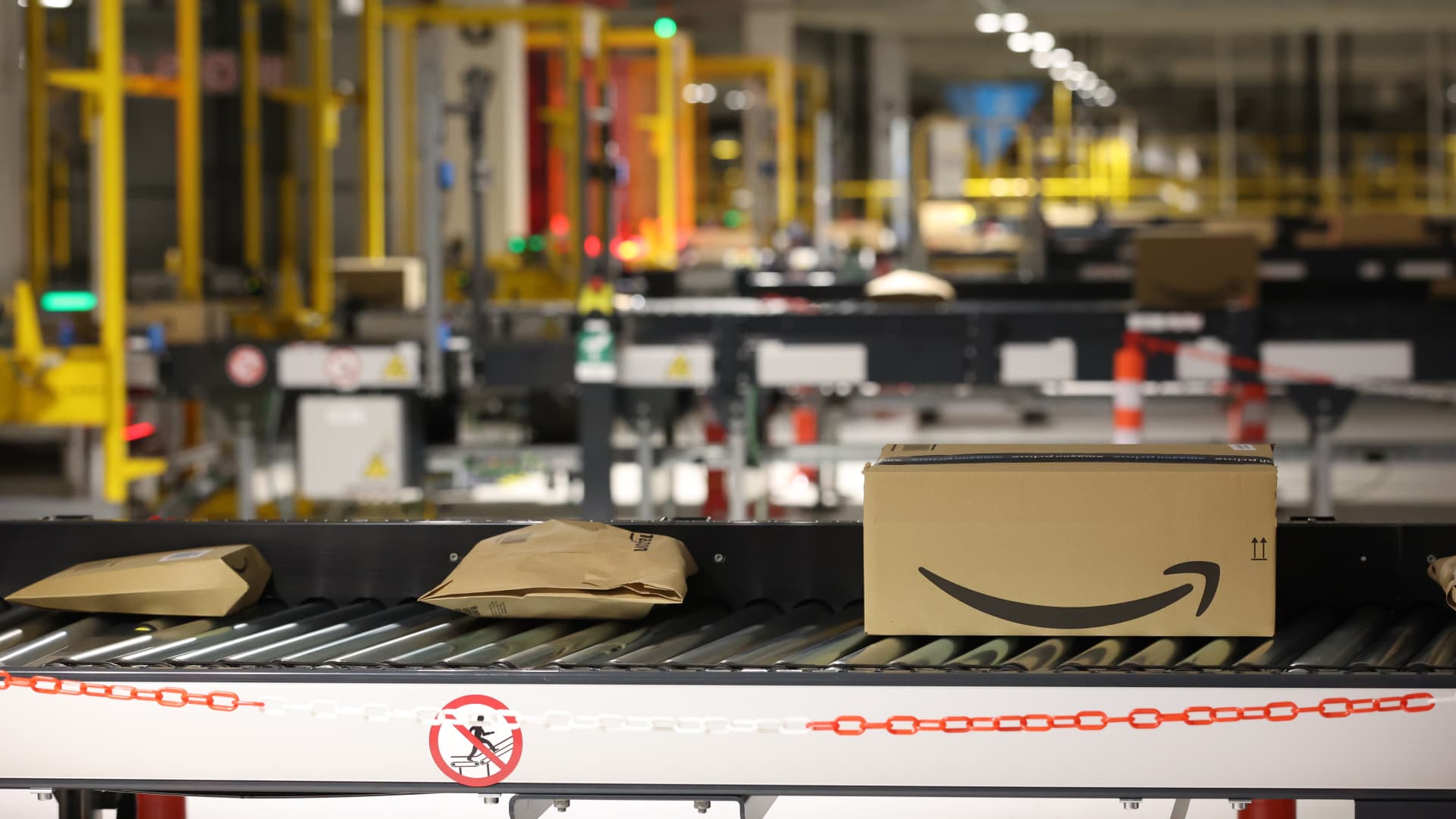 Amazon is trying to get rid of its signature brown boxes. The retail shipping giant has a long way to go