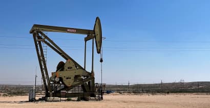 Oil prices extend losing streak, books third consecutive daily decline