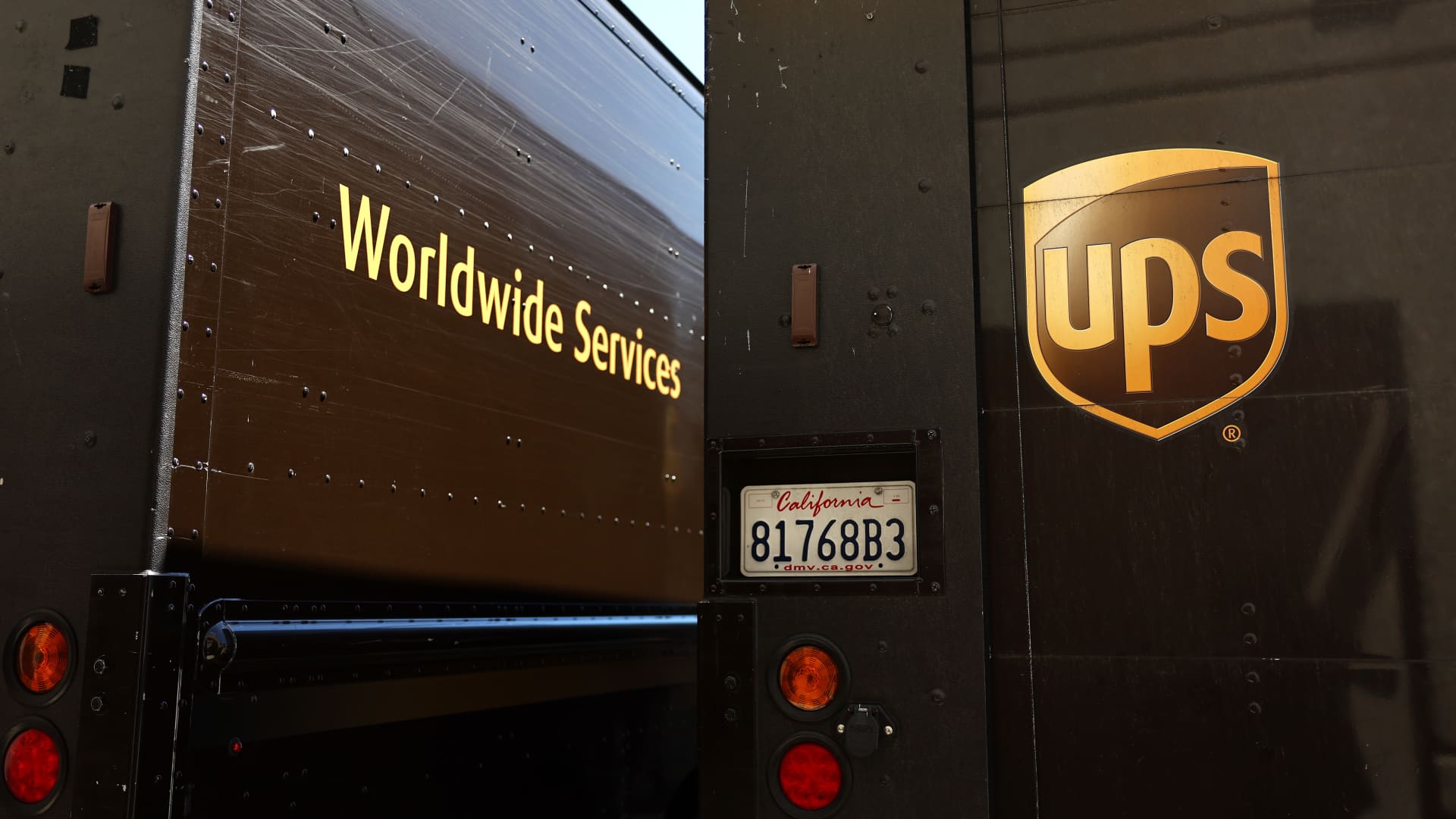 2024 年 4 月 1 日，UPS（联合包裹服务公司）卡车停在加利福尼亚州洛杉矶的 UPS 客户中心。 