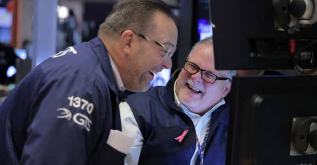Dow closes more than 300 points higher, S&P 500 posts first winning day in three