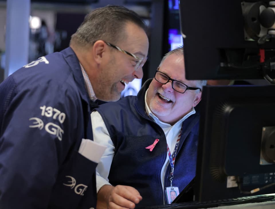 Dow closes more than 300 points higher, S&P 500 posts first winning day in three
