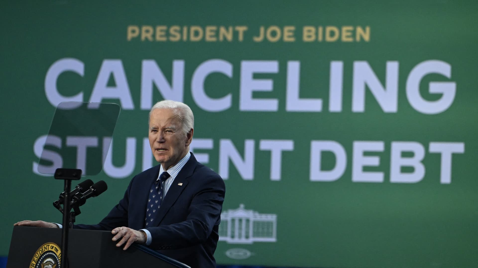 Biden’s new student loan forgiveness plan could start eliminating debts before the 2024 presidential election 