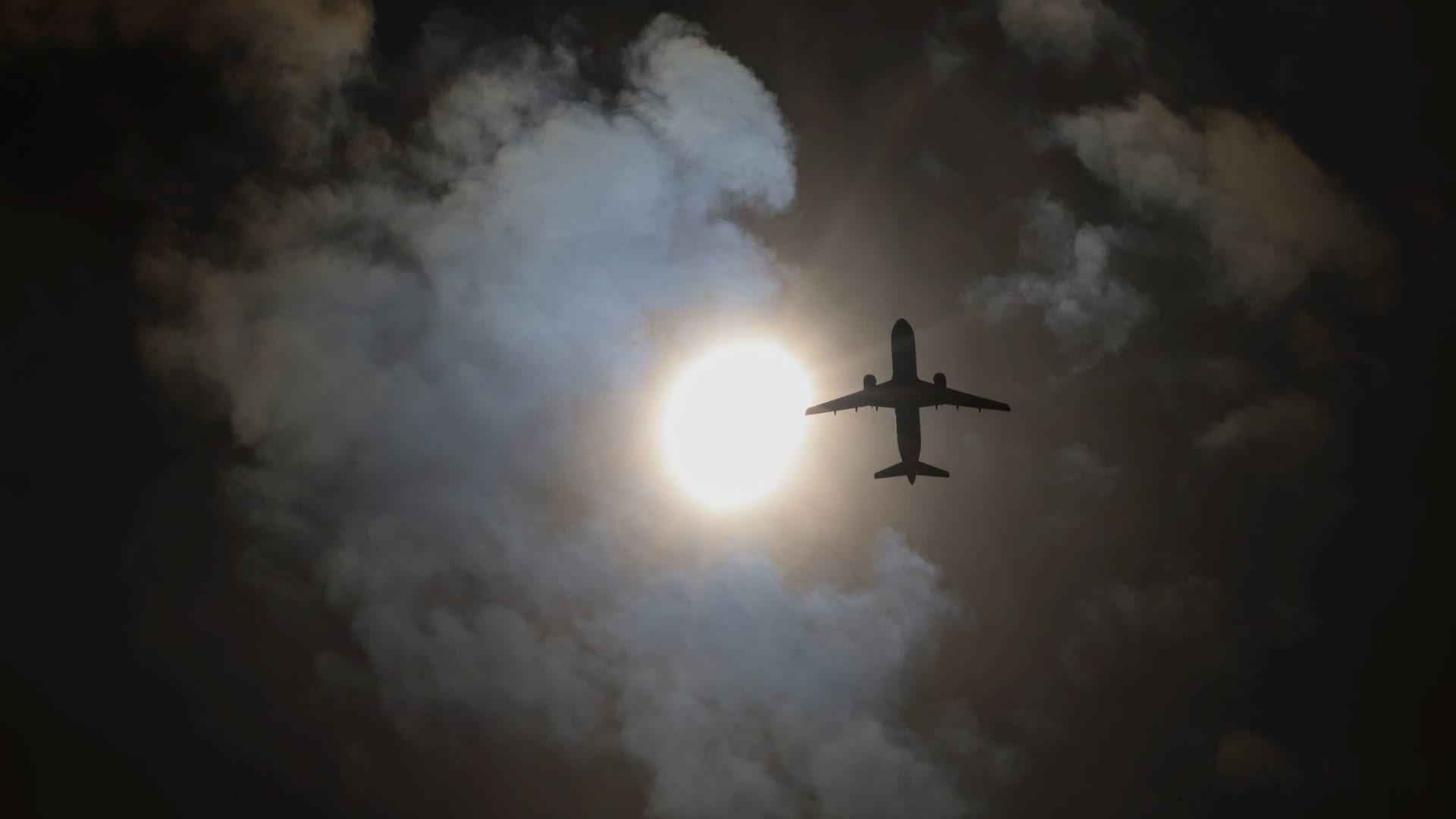 Solar eclipse flights swarm small airports