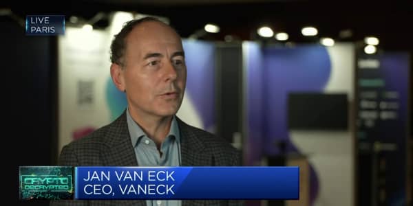 Bitcoin and gold 'moving in tandem,' VanEck CEO says