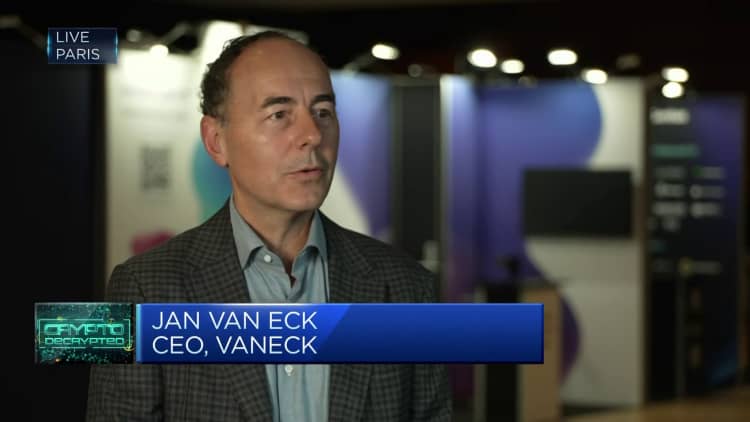 Bitcoin and gold 'moving in tandem,' VanEck CEO says