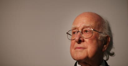 Peter Higgs, who proposed existence of Higgs boson particle, has died at 94, university says