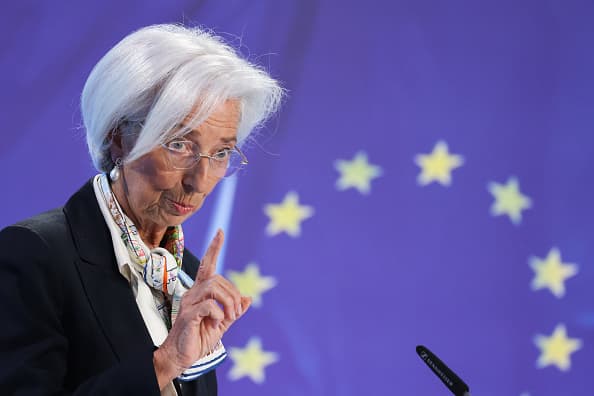 O Banco Central Europeu mantém as taxas de juros inalteradas e diz que um corte é “apropriado” se a inflação cair