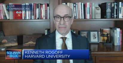 'Completely unrealistic' for the Fed to lower interest rates to 2.5% in this economy: Kenneth Rogoff