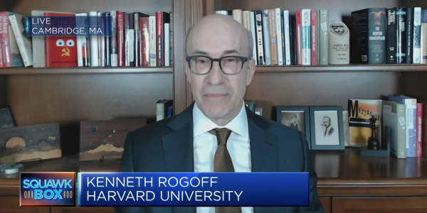 'Completely unrealistic' for the Fed to lower interest rates to 2.5% in this economy: Kenneth Rogoff