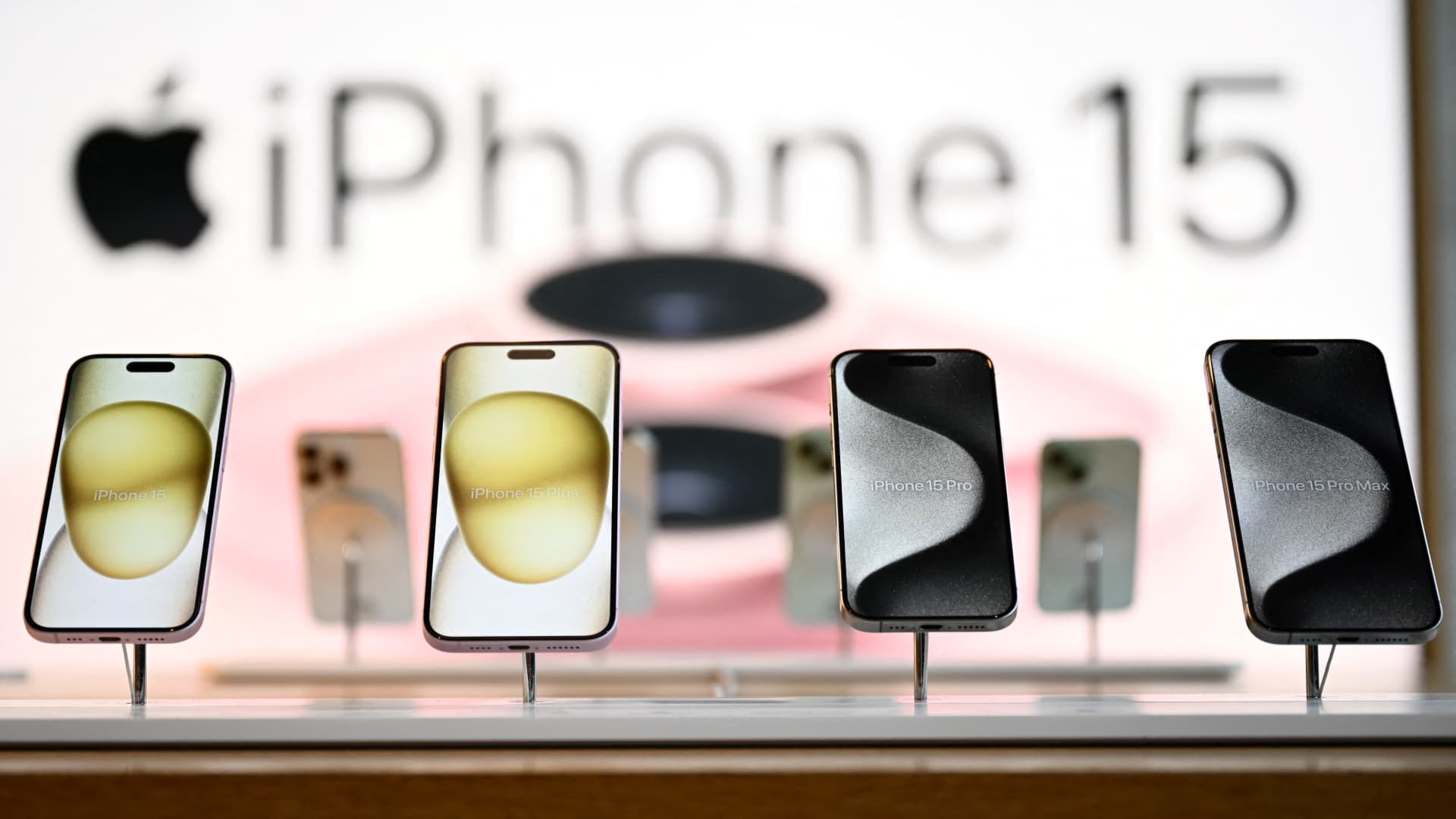 Apple iPhone first-quarter shipments sink as Chinese challengers rise; Samsung regains top spot
