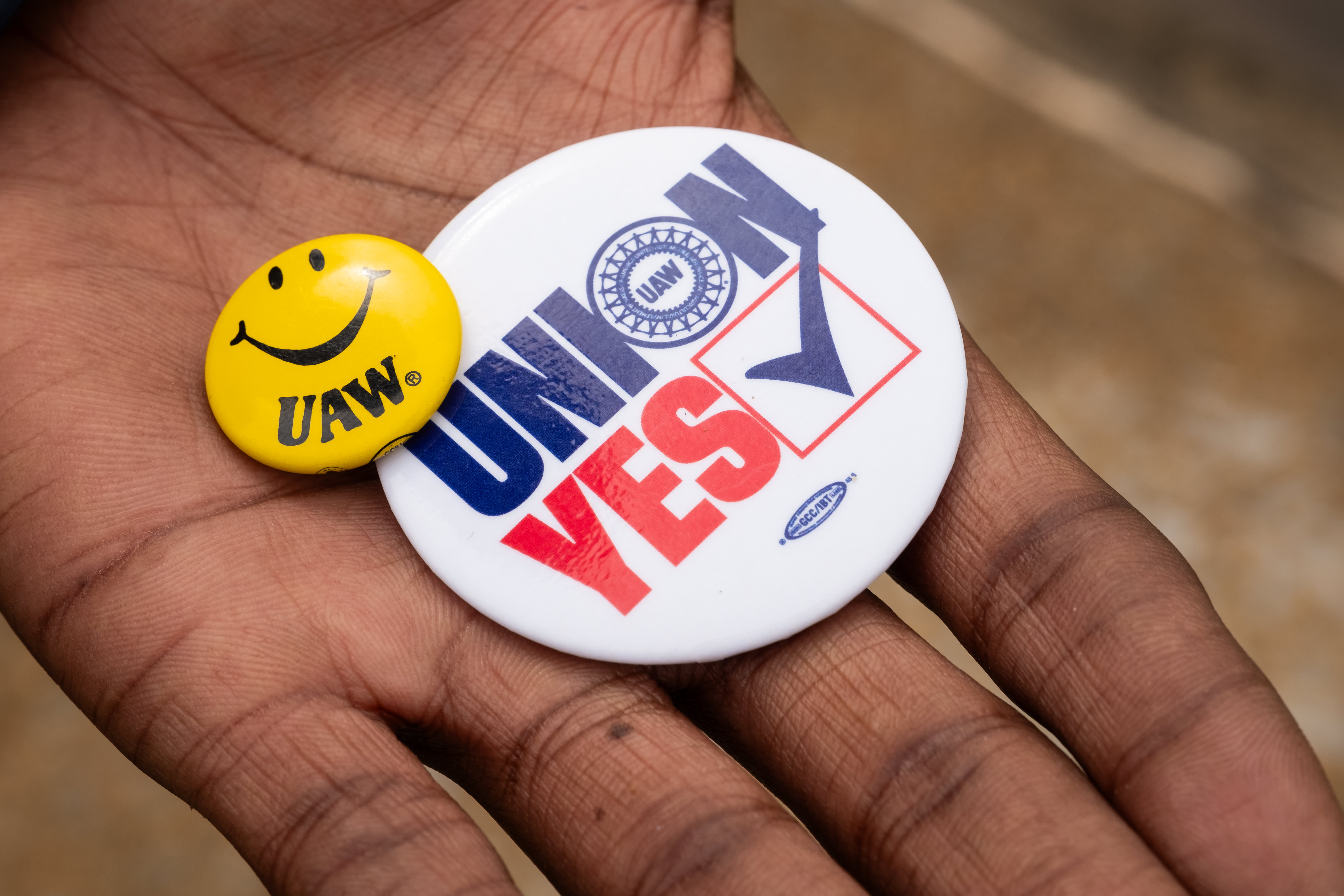 Trabalhadores da Volkswagen no Tennessee votam para aderir ao UAW em uma vitória histórica para o sindicato