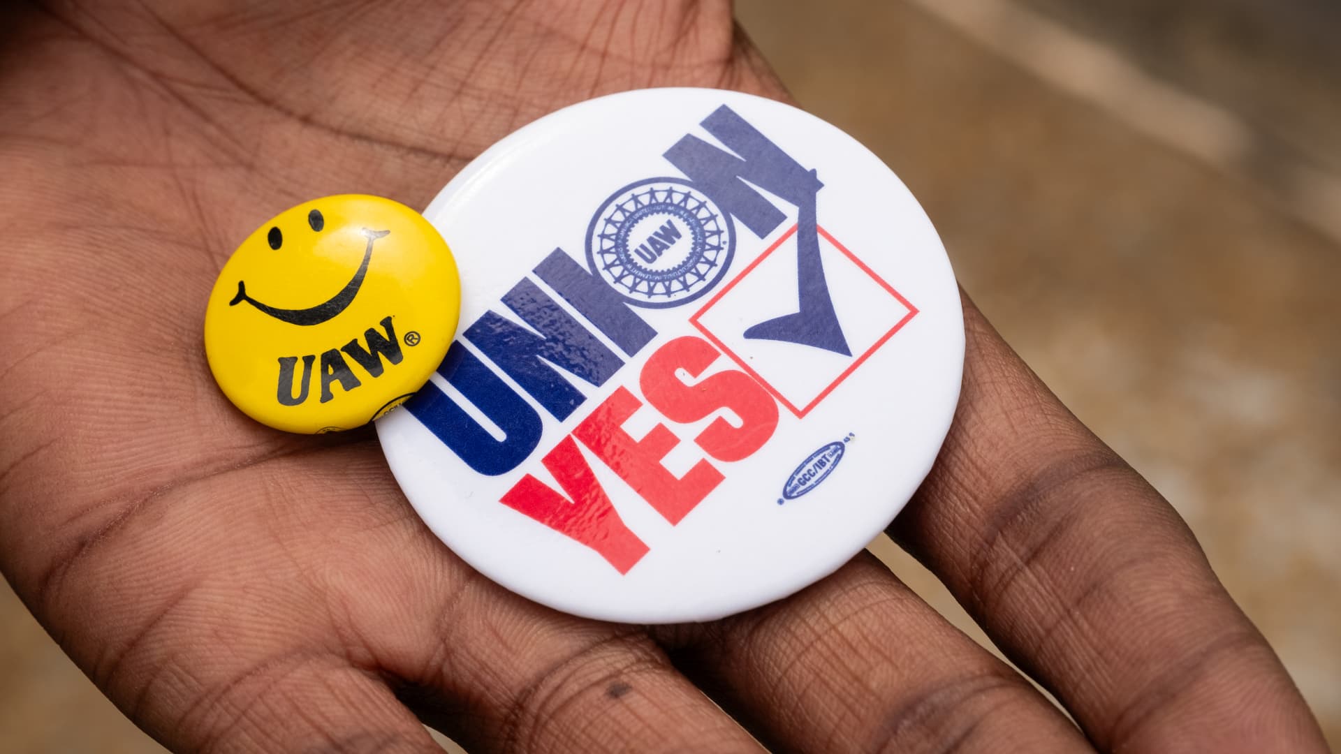 Kelcey Smith displays UAW buttons in Chattanooga, Tennessee on April 10, 2024. 