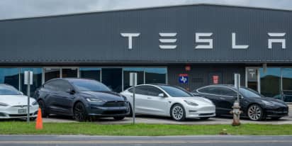 When Tesla shares rise — these 7 stocks have tended to rise too recently