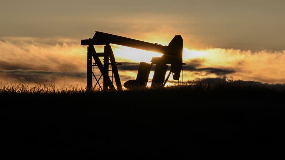CALIFORNIA, EE.UU. - 14 de abril: Una vista de un pozo de petróleo en acción durante la puesta de sol en el campo petrolífero de Elk Hills mientras los precios del gas aumentan en California, Estados Unidos, el 14 de abril de 2024. (Foto de Tayfun Coskun/Anadolu a través de Getty Images)