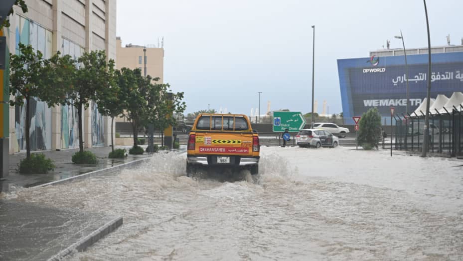 DUBAI, EMIRATOS ÁRABES UNIDOS - 16 DE ABRIL: Los vehículos apenas se mueven en las calles inundadas debido a las fuertes lluvias en Dubai, Emiratos Árabes Unidos, el 16 de abril de 2024. La lluvia torrencial en Dubai, Emiratos Árabes Unidos (EAU), tuvo un efecto perjudicial en el día a día vida. Producto del aguacero se produjeron inundaciones que provocaron que varios vehículos quedaran sumergidos en calles y avenidas. (Foto de Stringer/Anadolu vía Getty Images)